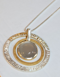 Preview: Großer, beweglicher Anhänger mit eingestempeltem Mantra und Edelstein